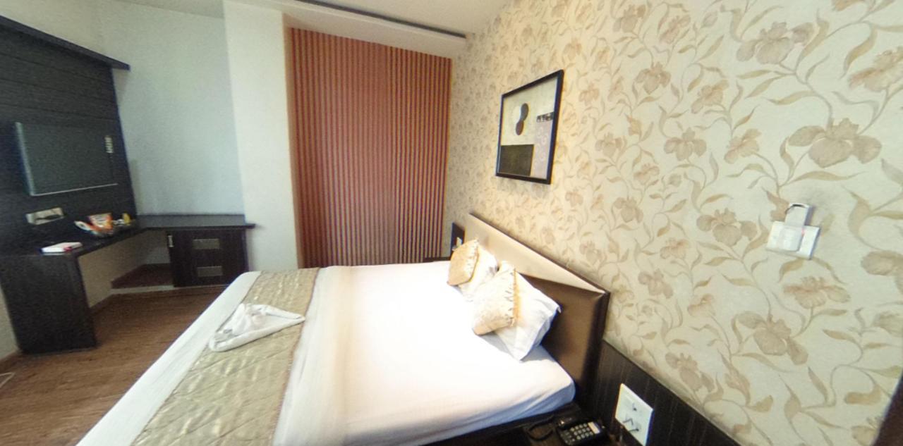 Hotel Pink Pearl Raigarh Екстер'єр фото
